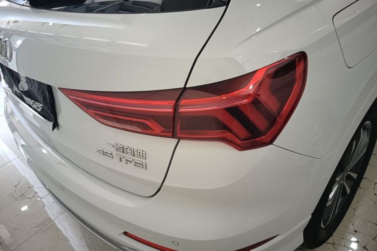 Audi Q3 2021 car image #8