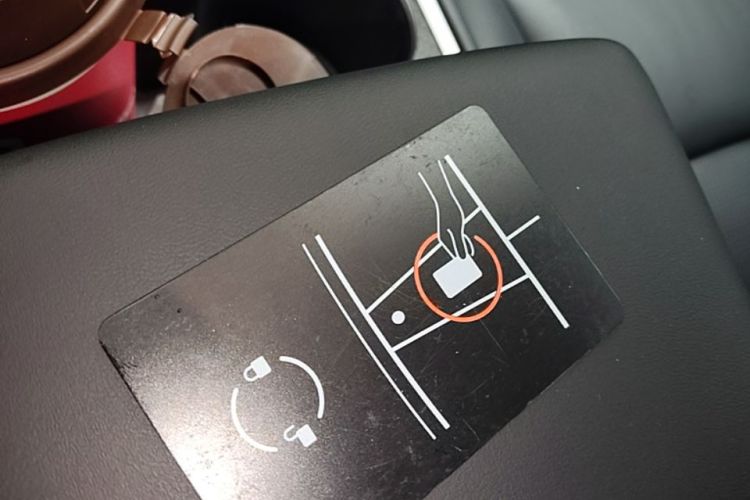 Tesla Model Y 2023 immagine di auto #18