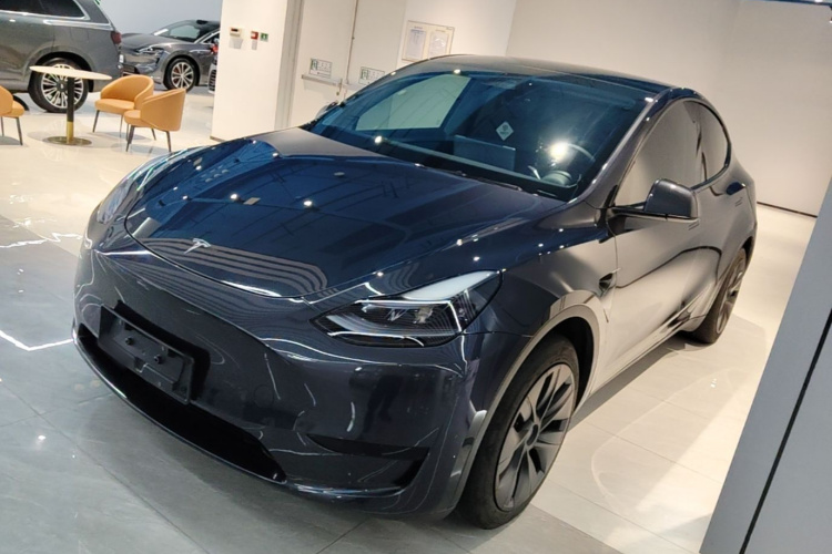 Tesla Model Y 2025 immagine di auto #2