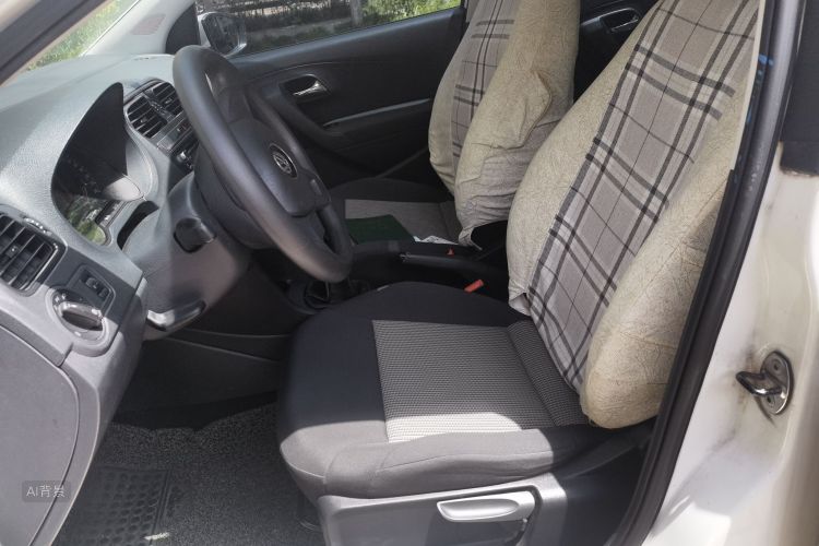 Volkswagen Polo 2015 car image #17