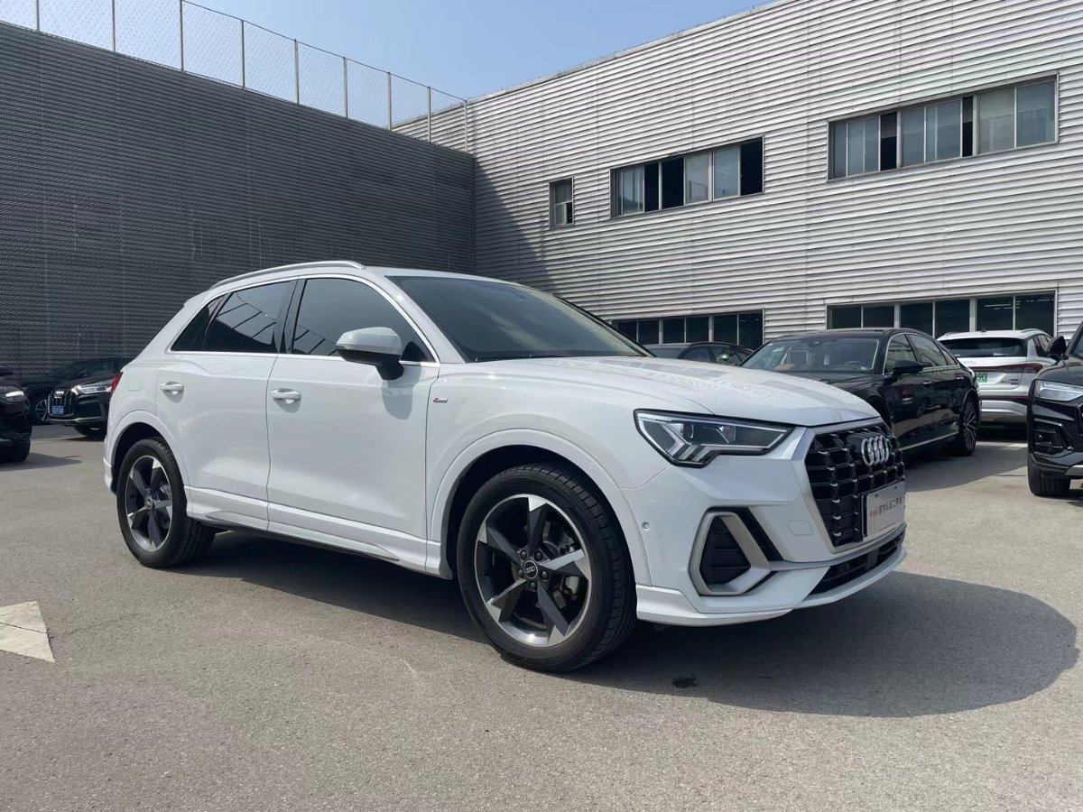 Audi Q3 2023 car image #4