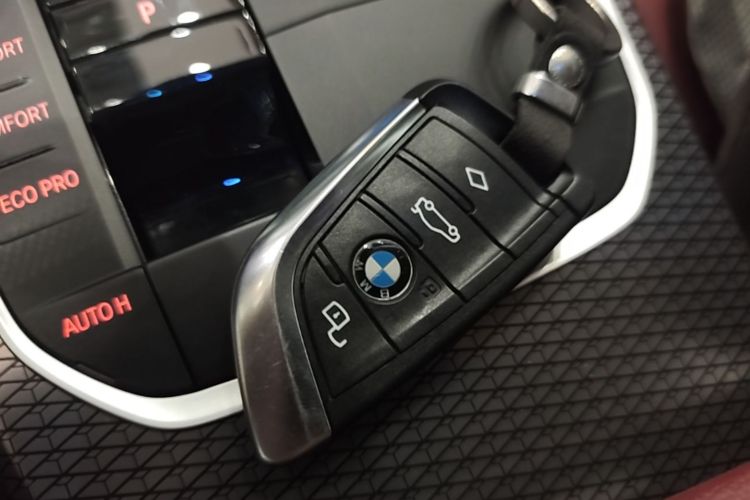 BMW 3 Series 2023 car image #9