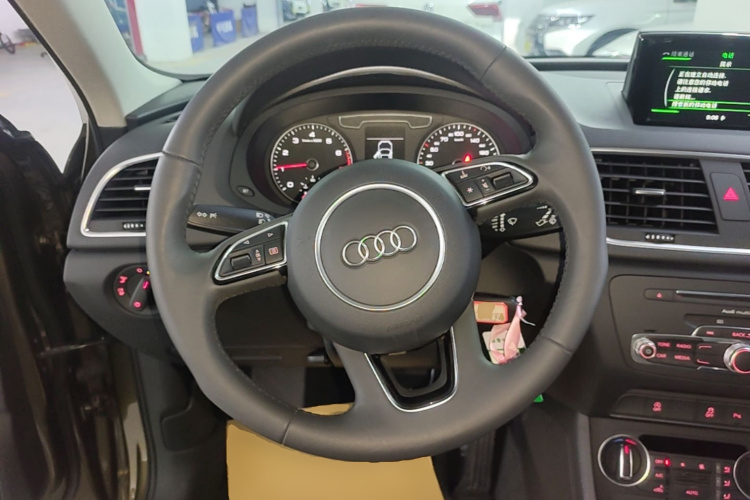 Audi Q3 2017 car image #11