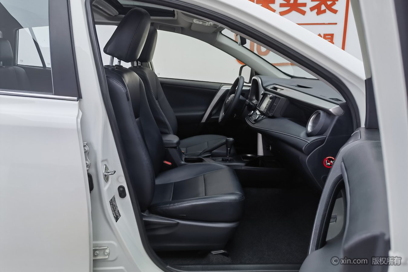 Toyota RAV4 2019 изображение автомобиля #24