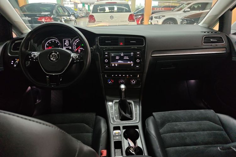 Volkswagen Golf 2018 car image #10
