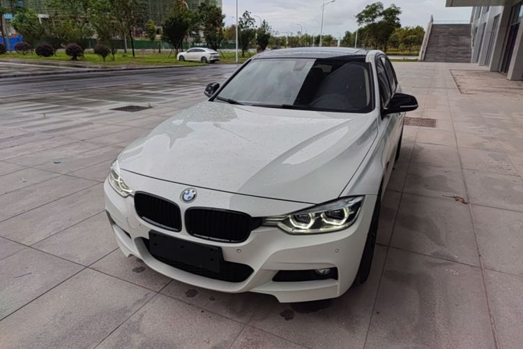 BMW 3 Series 2018 immagine di auto #2