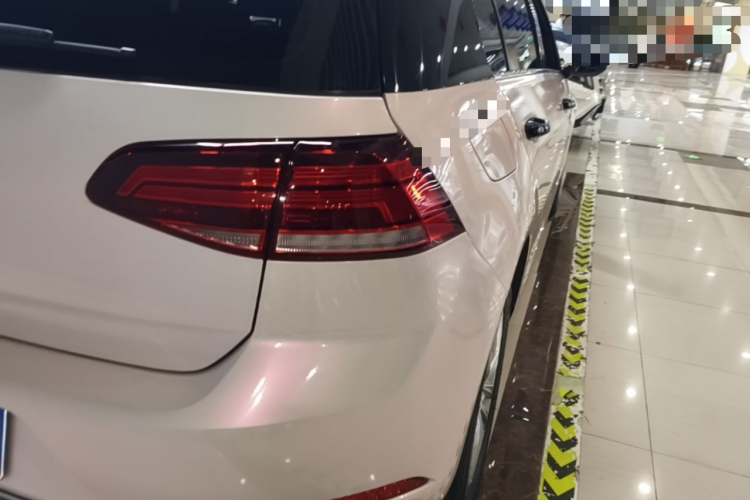 Volkswagen Golf 2018 car image #8