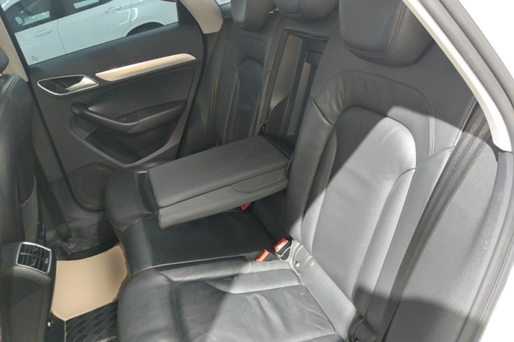 Audi Q3 2015 car image #17
