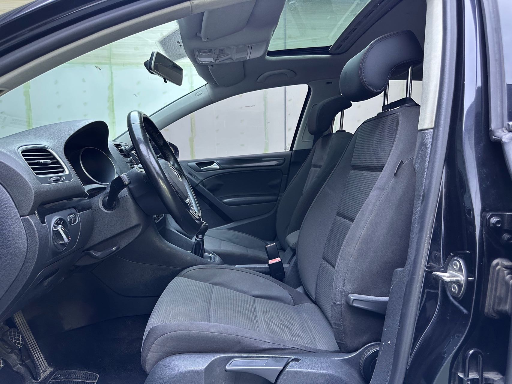 Volkswagen Golf 2010 car image #8