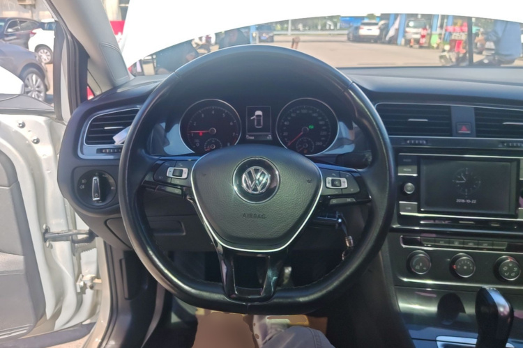 Volkswagen Golf 2018 imagem de carro #11