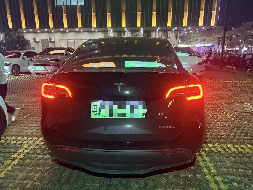 Tesla Model Y 2023 #4 Tesla Model Y 2023 car image #4