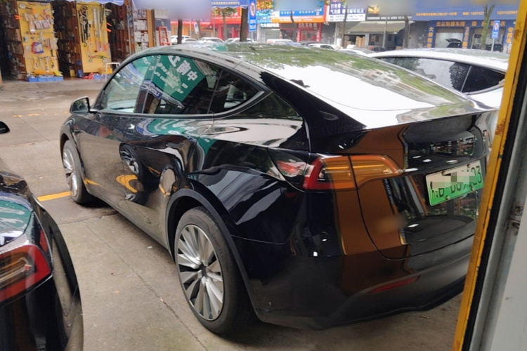 Tesla Model Y 2023 #5 Tesla Model Y 2023 car image #5