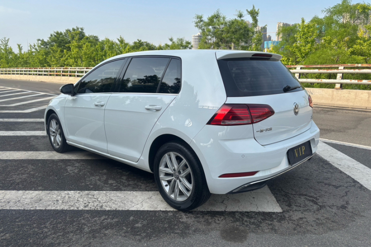 Volkswagen Golf 2018 car image #6