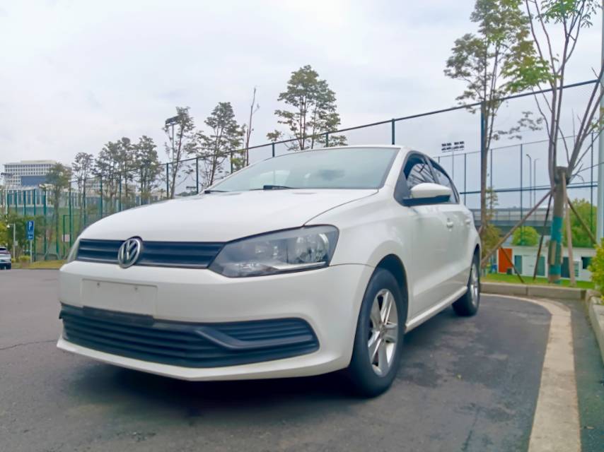 Volkswagen Polo 2015 Volkswagen Polo 2015 car image