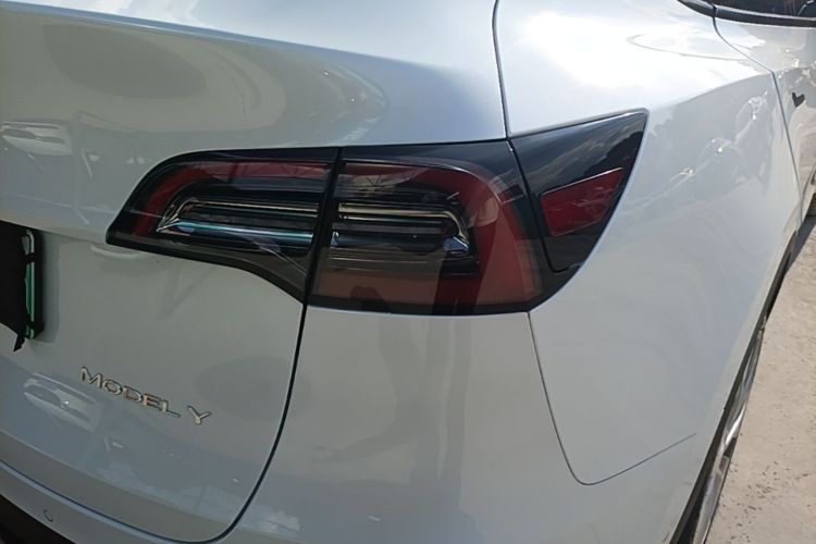 Tesla Model Y 2022 car image #8