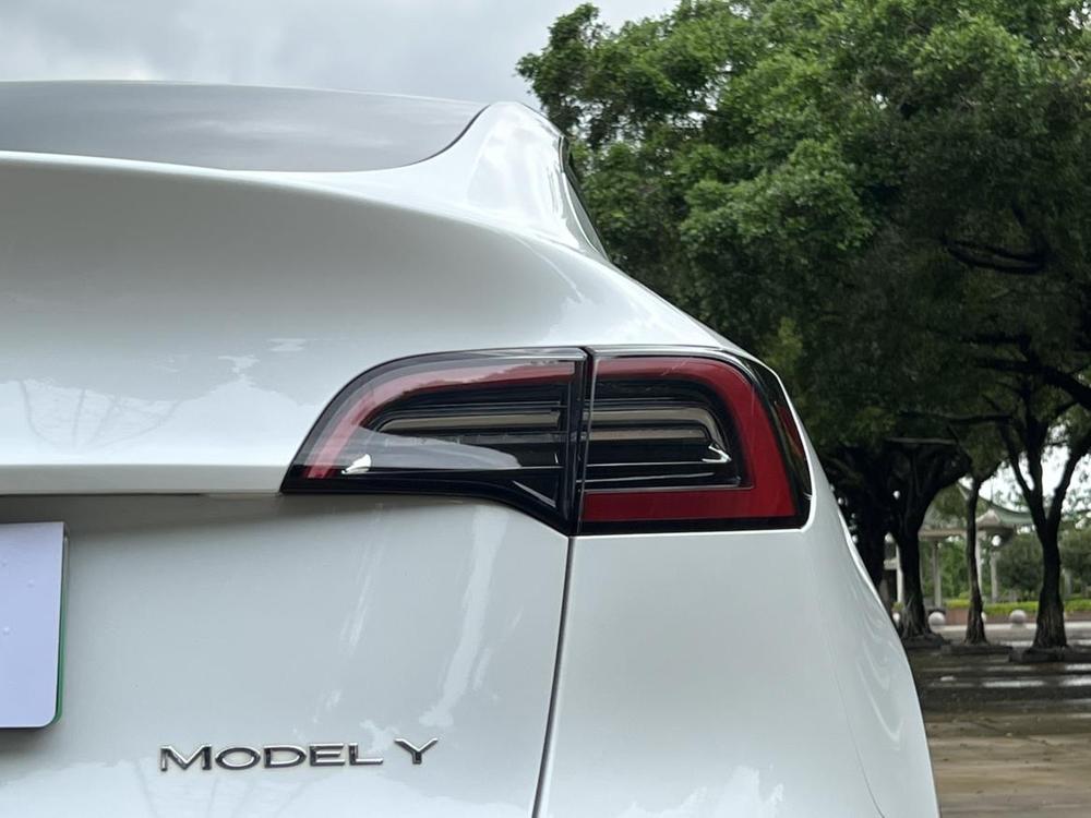 Tesla Model Y 2023 car image #8