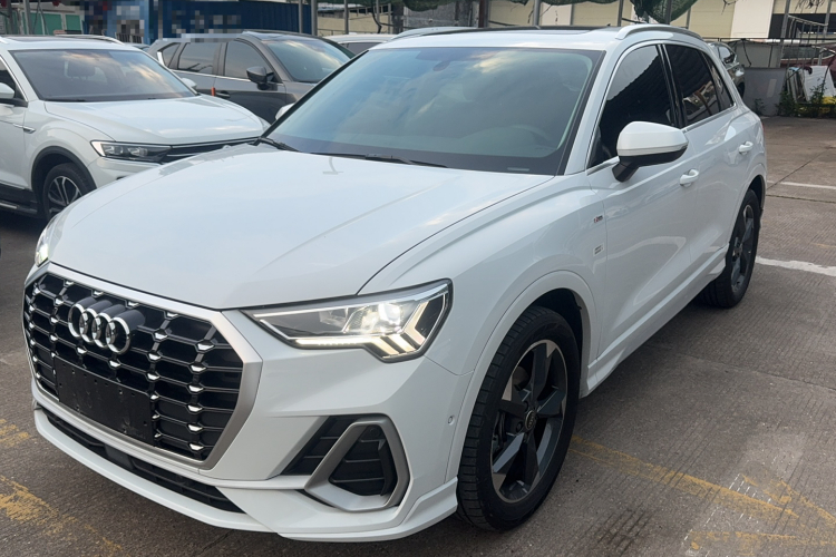 Audi Q3 2022 car image #2
