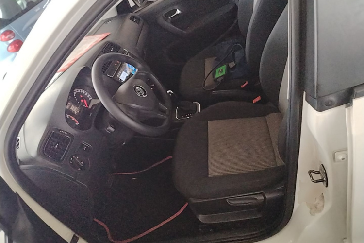 Volkswagen Polo 2016 car image #16