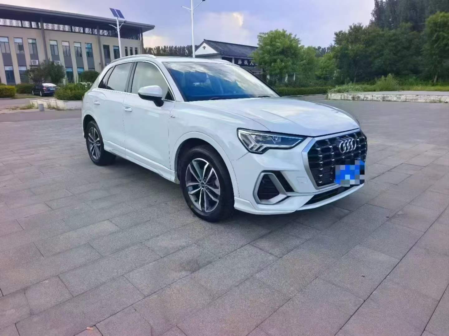 Audi Q3 2023 car image #2