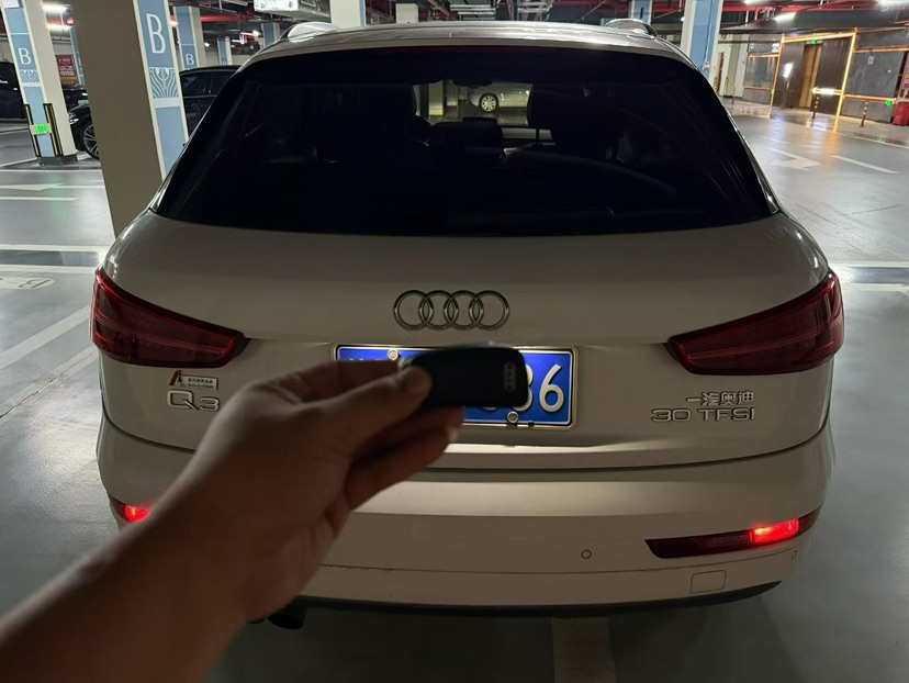 Audi Q3 2016 car image #8