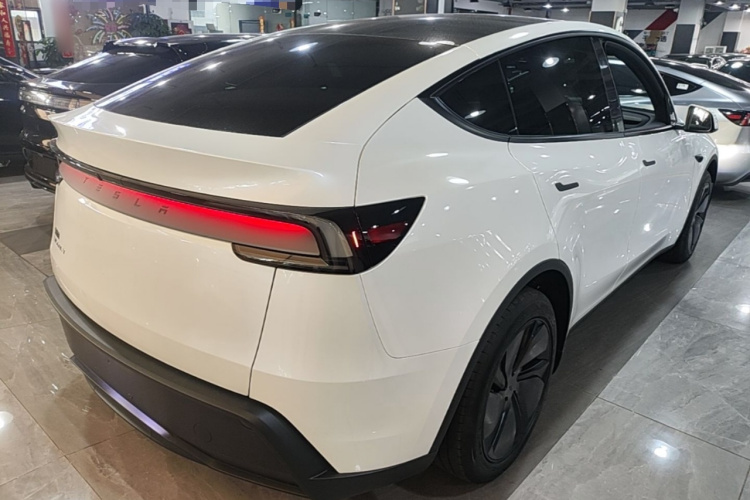 Tesla Model Y 2026 #7 Tesla Model Y 2026 car image #7