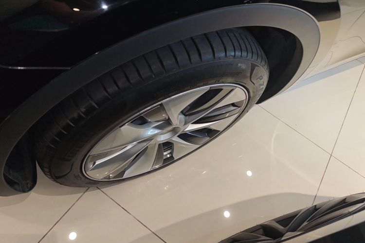 Tesla Model Y 2023 car image #9