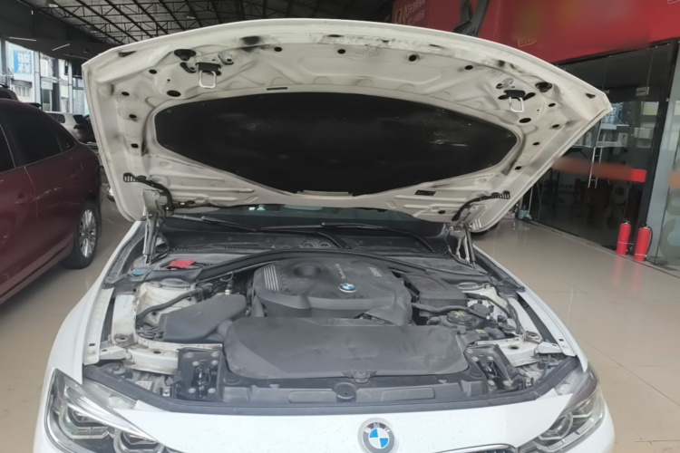 BMW 3 Series 2018 car image #22
