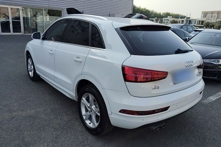 Audi Q3 2017 car image #5