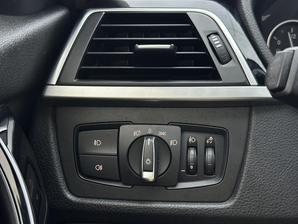 BMW 3 Series 2018 car image #14