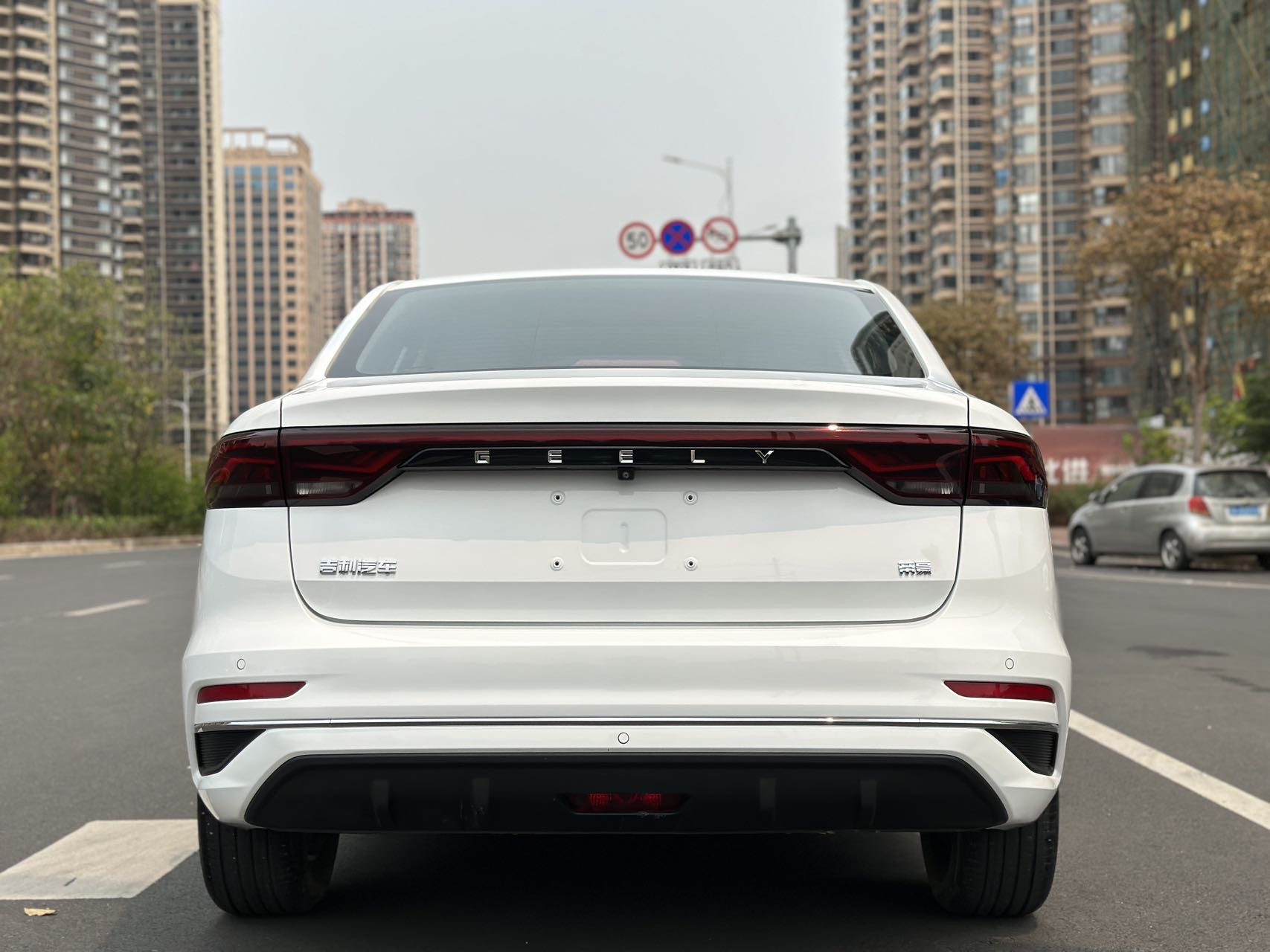 GEELY Emgrand 2023 imagen de coche #5