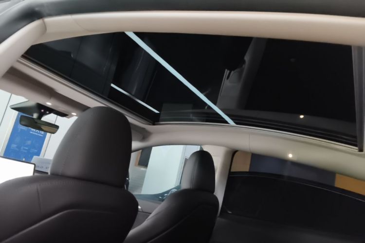 Tesla Model Y 2023 car image #18