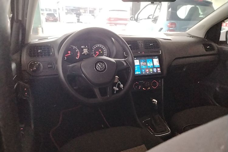 Volkswagen Polo 2016 car image #10