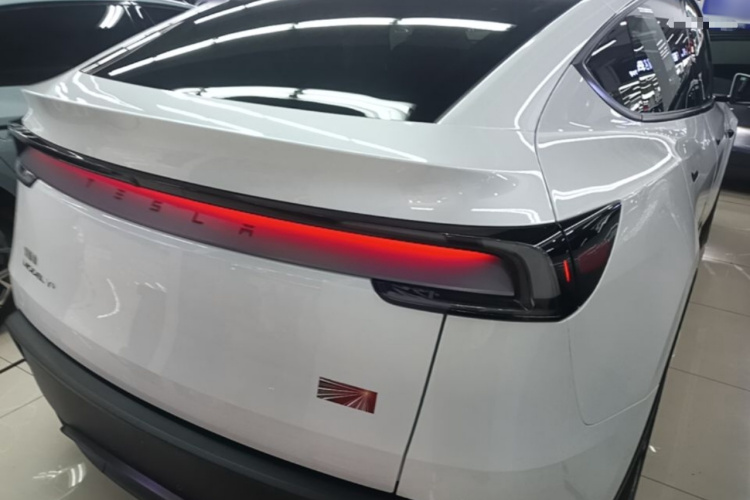 Tesla Model Y 2025 #6 Tesla Model Y 2025 car image #6