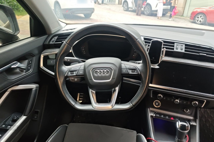 Audi Q3 2021 car image #12