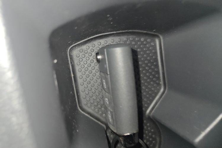 Volkswagen T-Roc 2023 car image #9