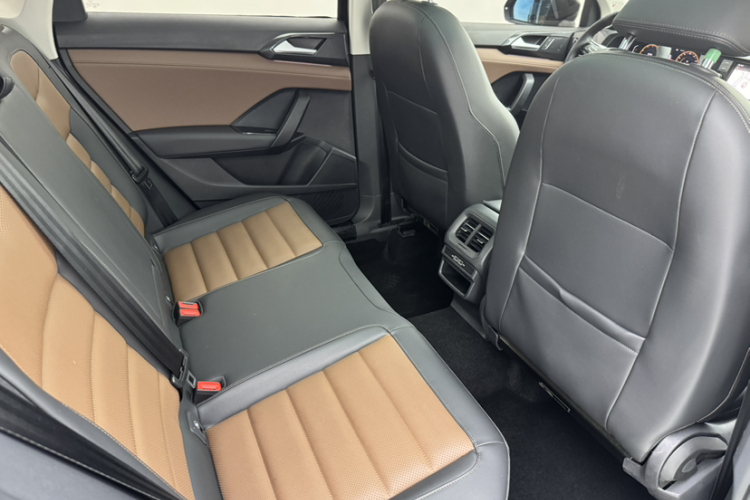 Volkswagen Tharu 2018 car image #12