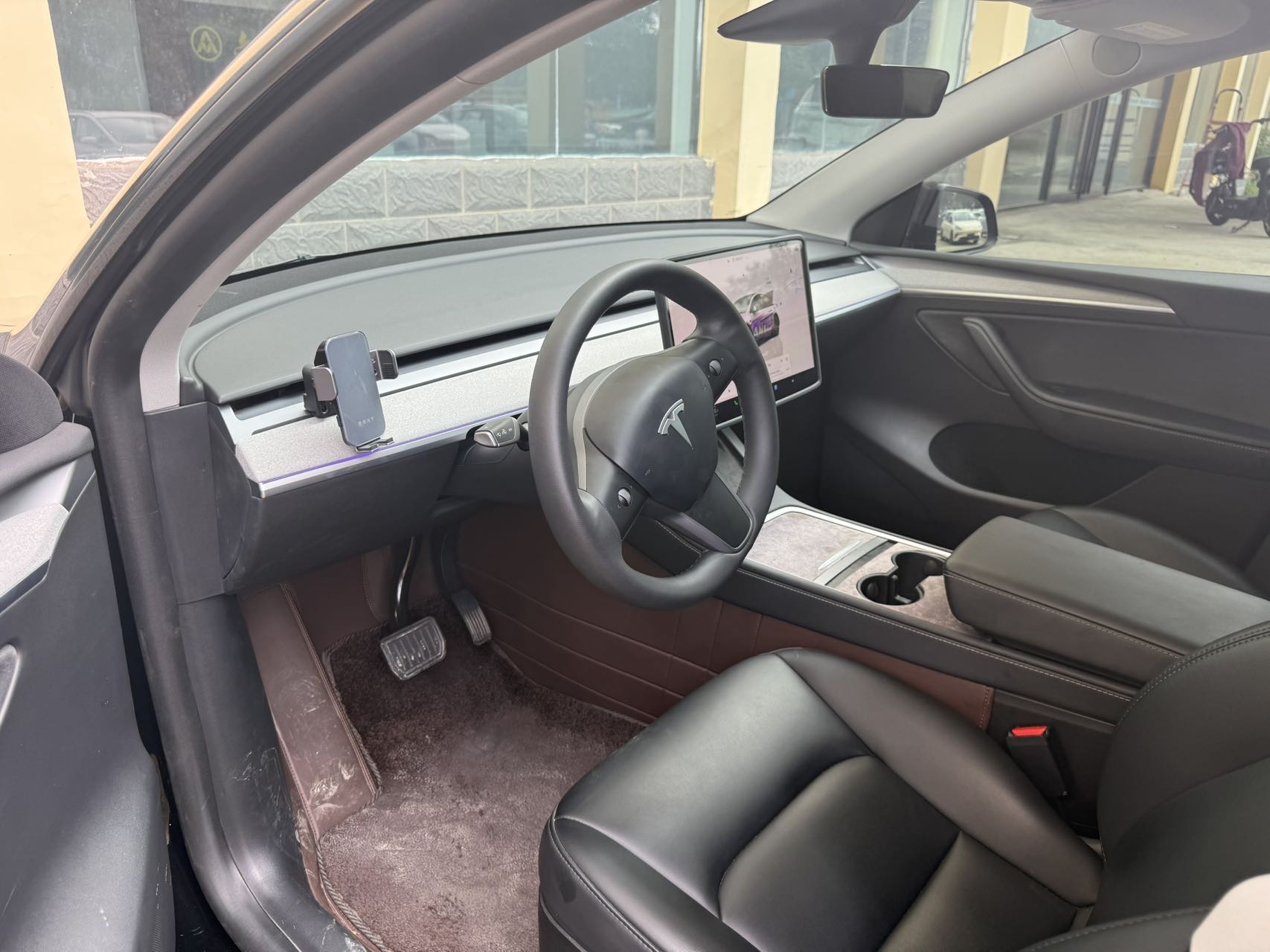 Tesla Model Y 2023 car image #3
