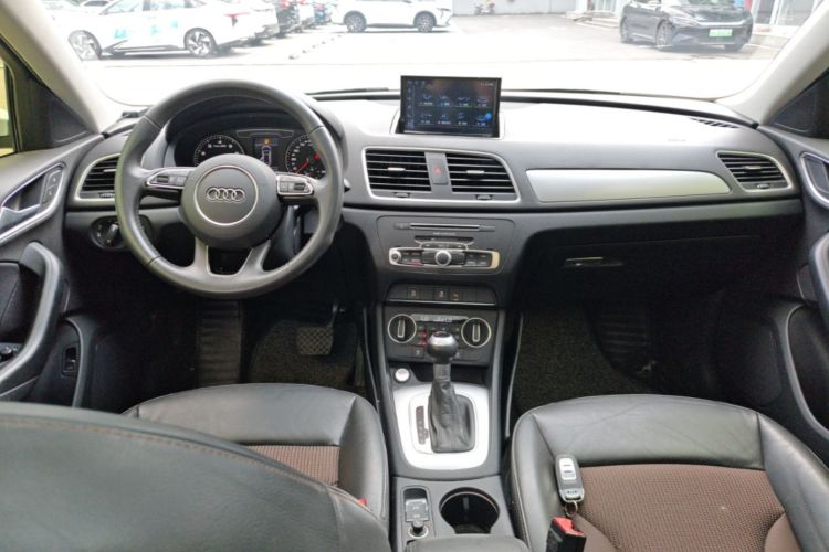 Audi Q3 2019 car image #10