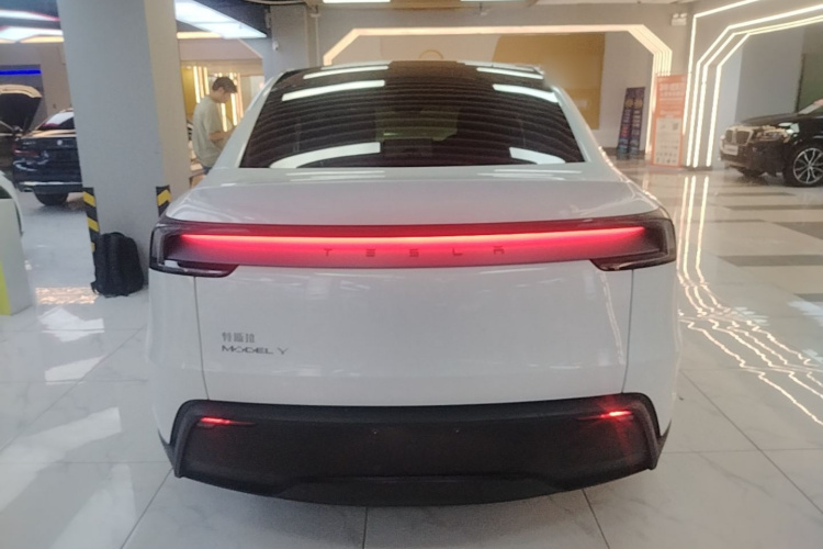 Tesla Model Y 2025 #6 Tesla Model Y 2025 car image #6