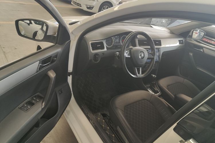 Skoda Rapid 2018 car image #12