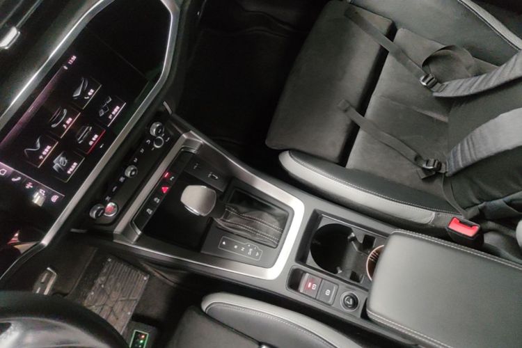 Audi Q3 2020 car image #14