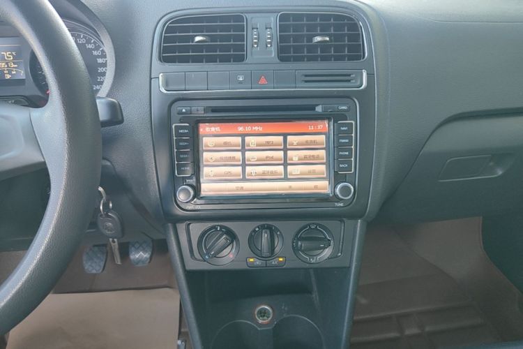 Volkswagen Polo 2015 car image #13