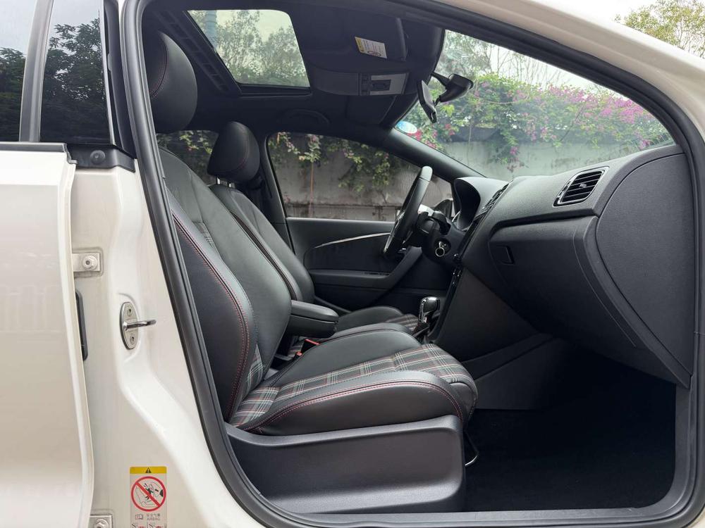 Volkswagen Polo 2016 car image #17