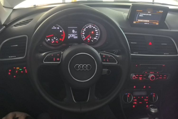 Audi Q3 2019 car image #11