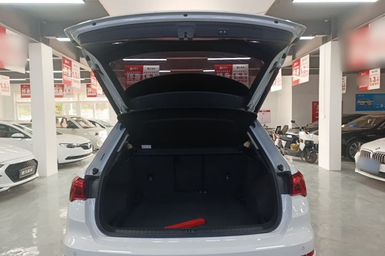 Audi Q3 2019 car image #19