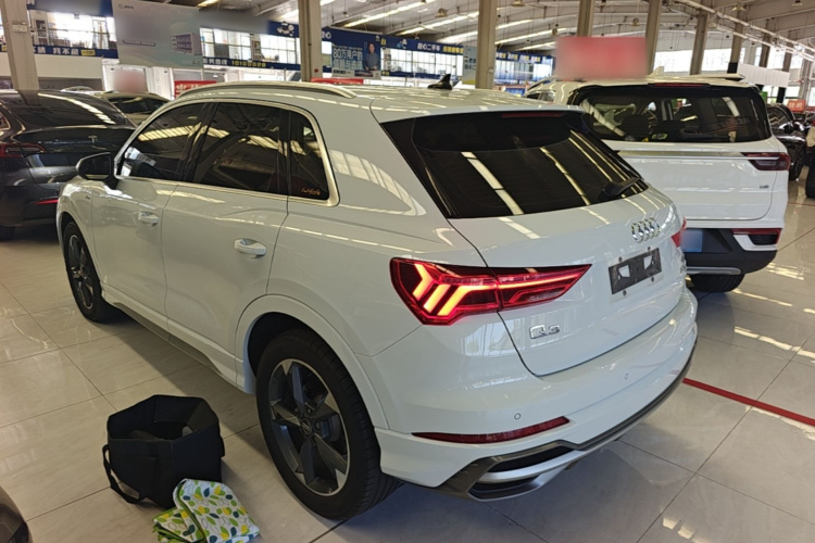 Audi Q3 2020 car image #7