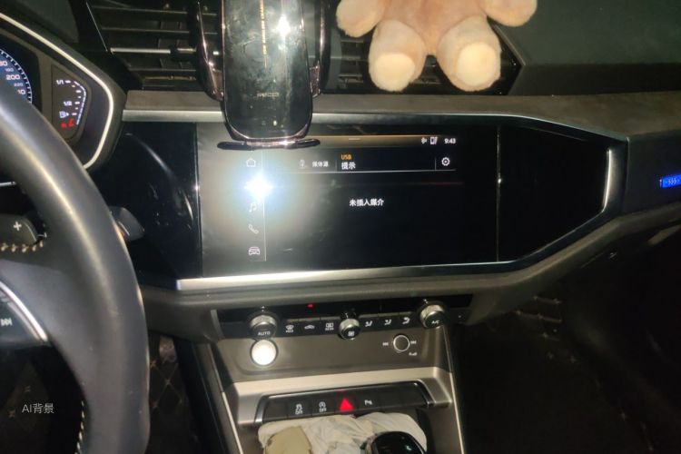 Audi Q3 2019 car image #15