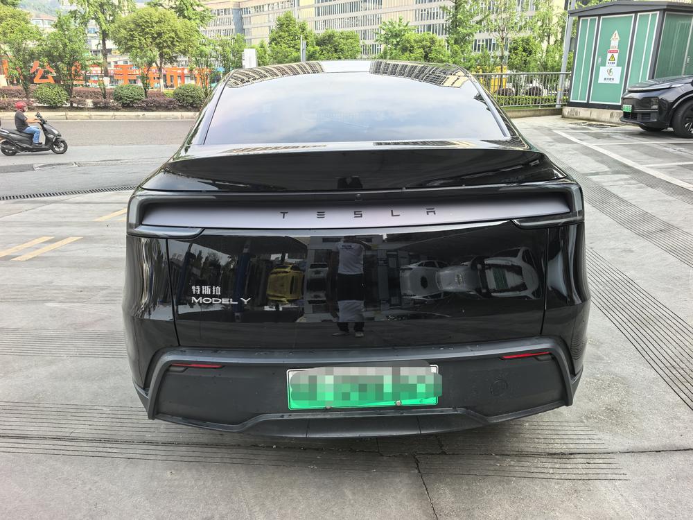 Tesla Model Y 2026 #5 Tesla Model Y 2026 car image #5