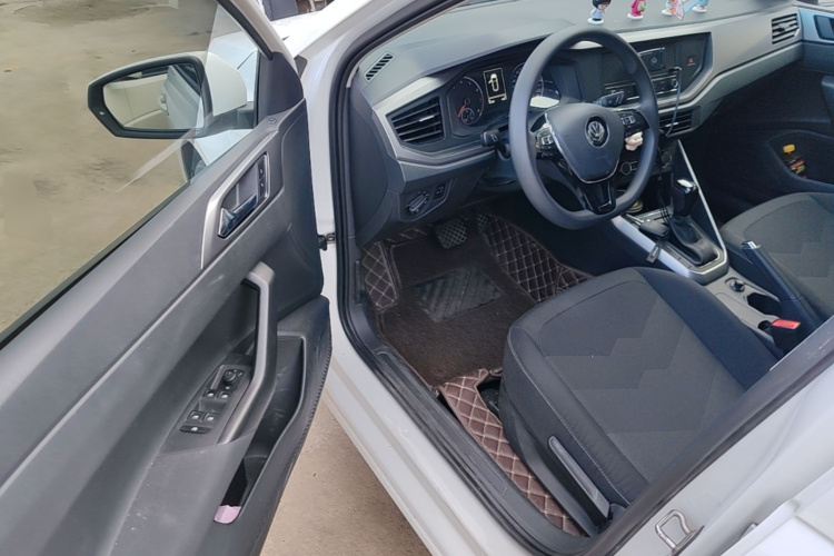 Volkswagen Polo 2019 car image #12