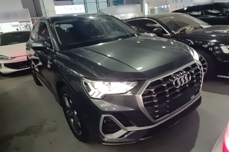 Audi Q3 2023 car image #4